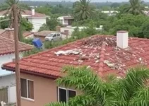 lixo acumulado no telhado