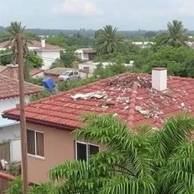 lixo acumulado no telhado